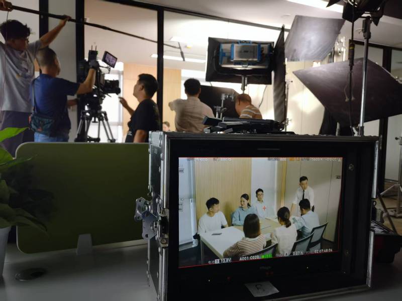 肃宁县TVC拍摄公司：科技产品视觉化大师，诠释未来感与功能美学
